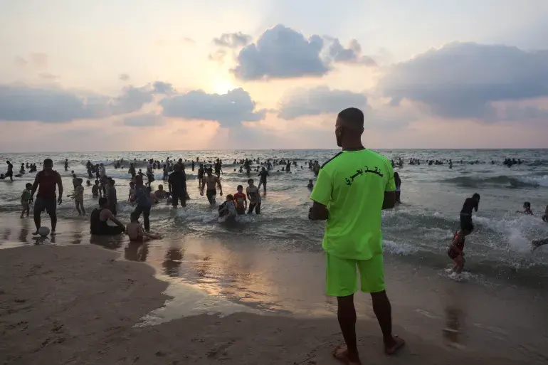 À Gaza, les sauveteurs en mer assurent la sécurité des baigneurs malgré la destruction de leurs infrastructures