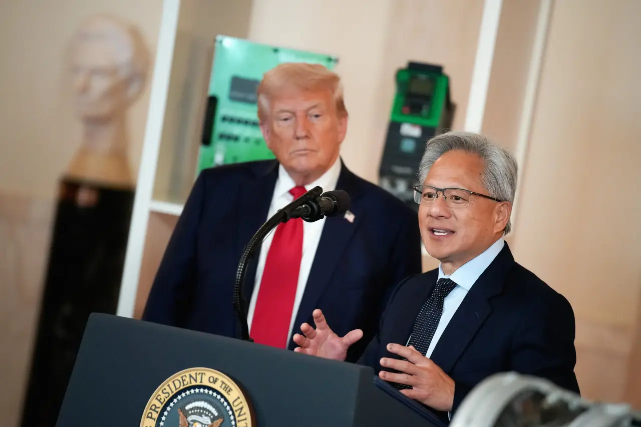 Le coup de fil surprise de Trump à Jensen Huang : un symbole des tensions autour de l'IA et des lobbies tech