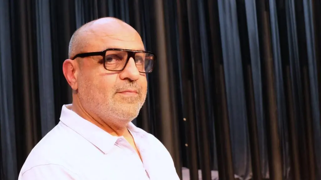 Ahmed El Attar porte Every Brilliant Thing en arabe : quand le théâtre combat la dépression par l’espoir