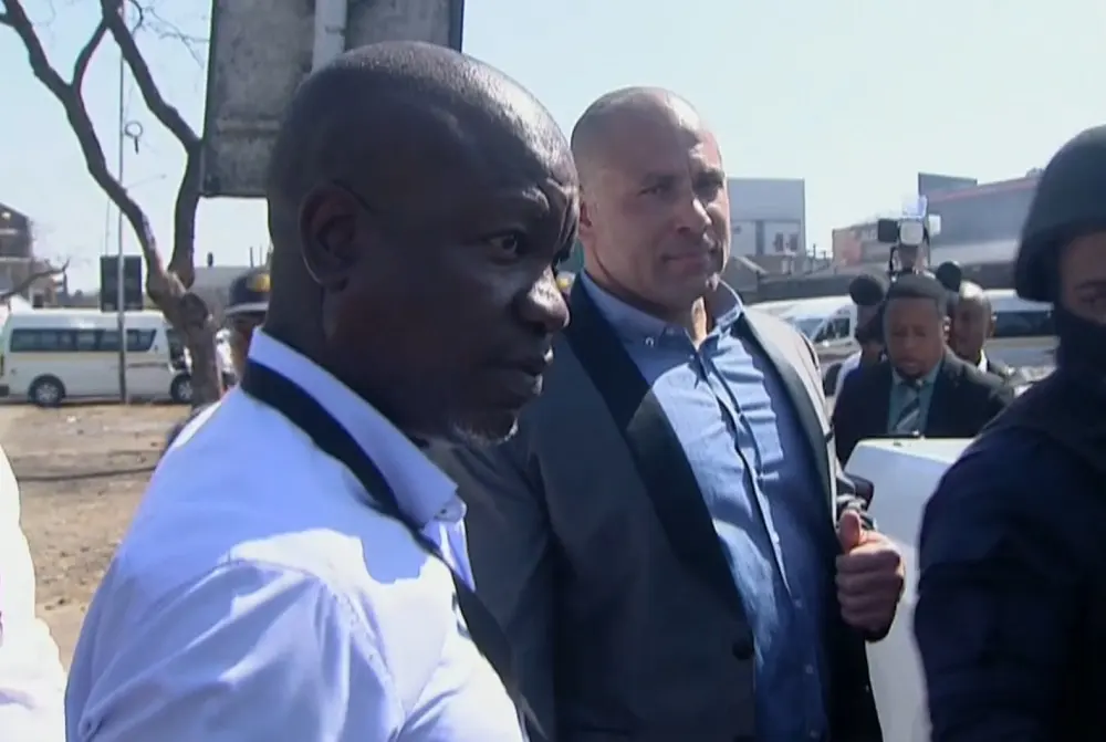 Un homme d’affaires arrêté pour intimidation d’un journaliste en Afrique du Sud