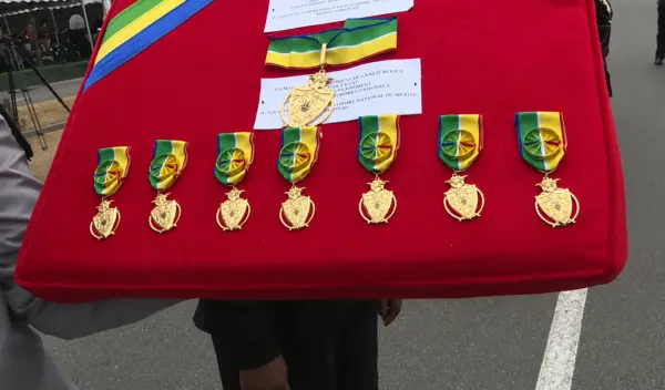Transition au Gabon : l'absence de reconnaissance symbolique des anciens parlementaires interroge