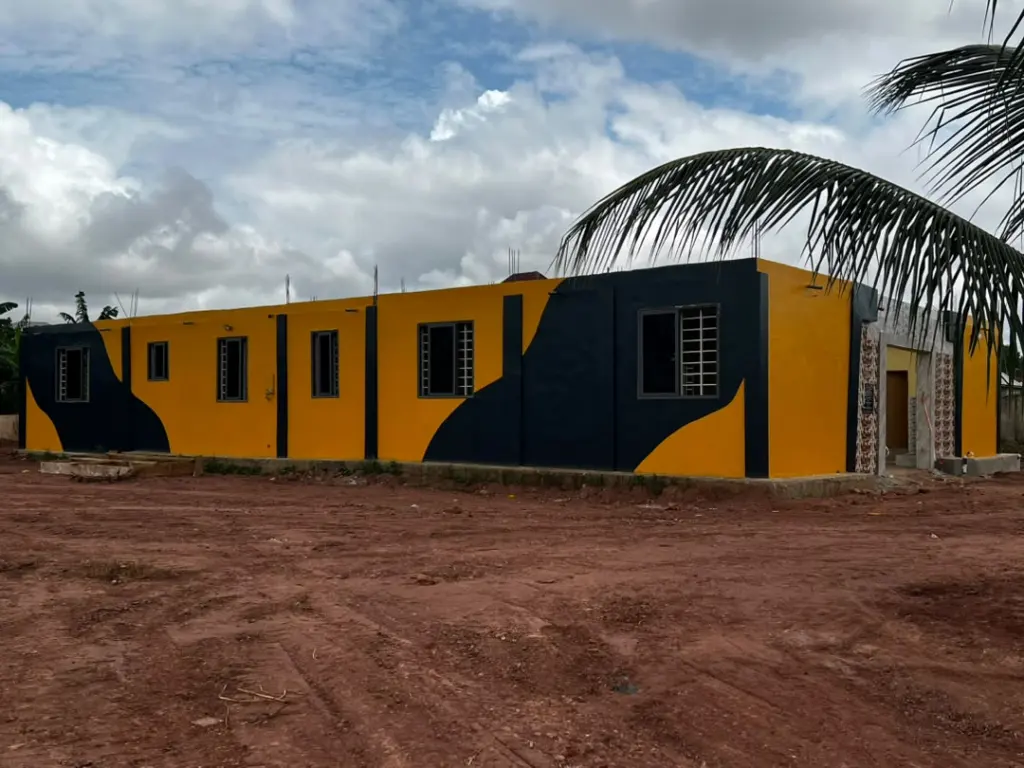 Le chef de Bamiri inaugure une école maternelle et une maison d’hôtes pour sécuriser l’éducation et financer le développement local