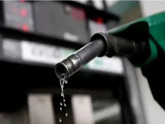 Le prix du carburant au Nigeria grimpe de 9 % malgré le recul des cours mondiaux du pétrole
