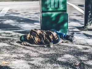 Le nombre d'enfants sans abri en France atteint un niveau critique malgré les promesses politiques