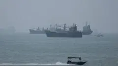 Les États-Unis frappent Larak et l’Iran riposte : escalade militaire et tensions dans le détroit d’Ormuz