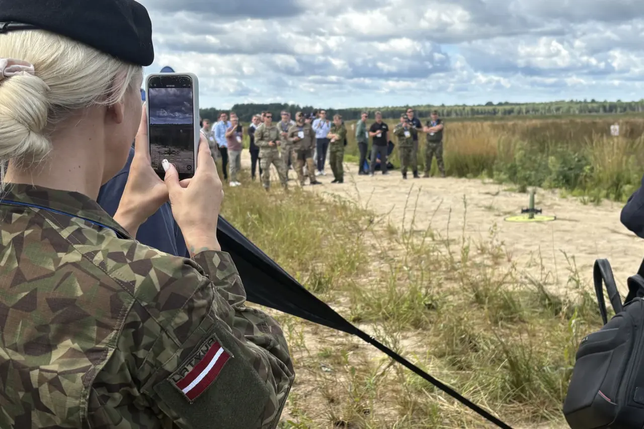 La Lettonie face à la guerre hybride : le Canada renforce son dispositif militaire aux frontières russes