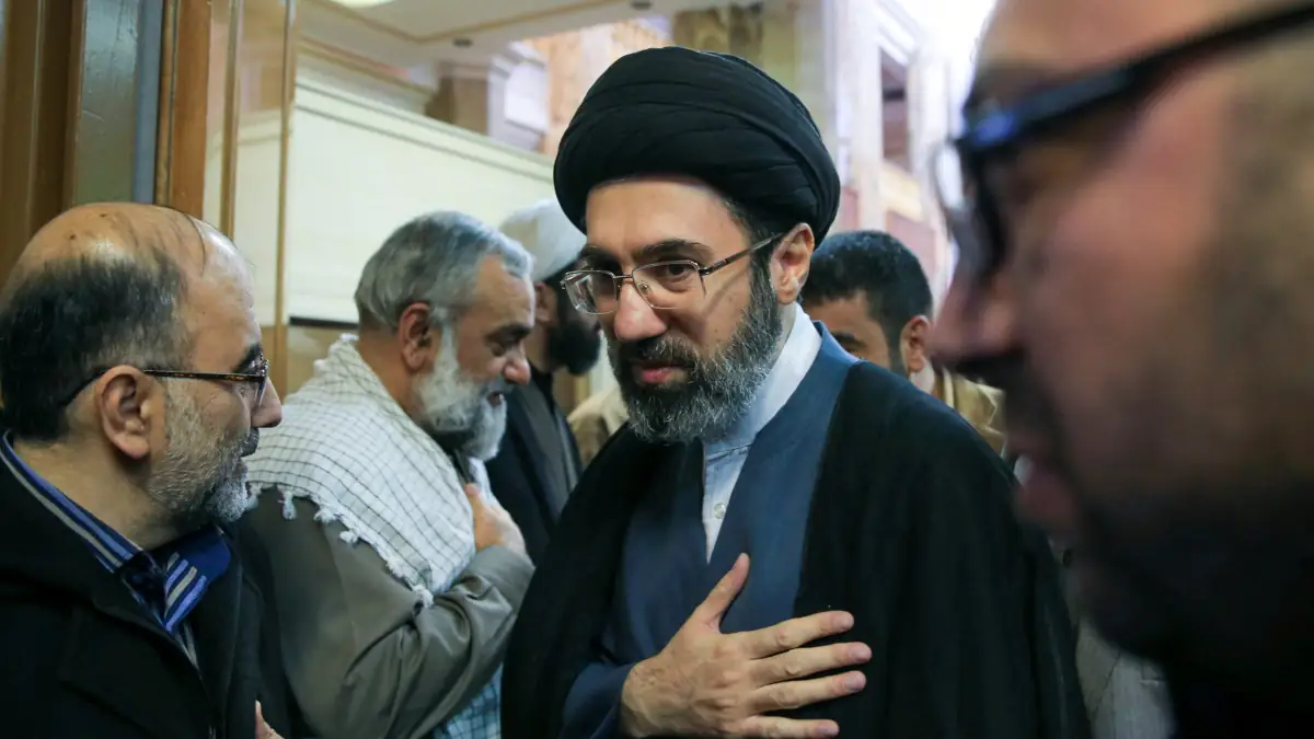 Le fils de Khamenei réapparaît après des années d'absence médiatique