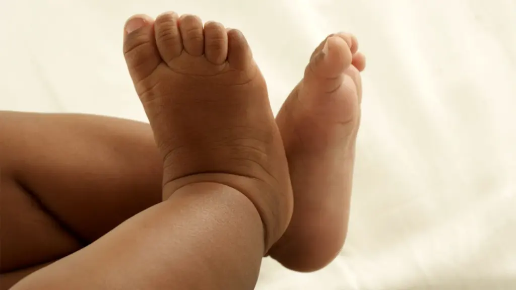 Accouchement d’urgence au bord de la route : des sages-femmes sauvent une mère et son bébé au Ghana