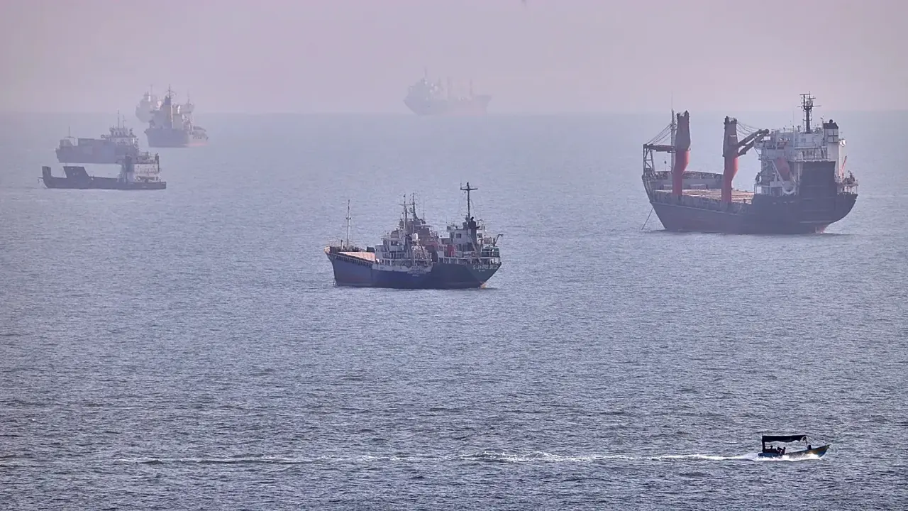 L’Iran et Oman verrouillent le détroit d’Ormuz aux navires militaires : un accord temporaire qui crispe Washington