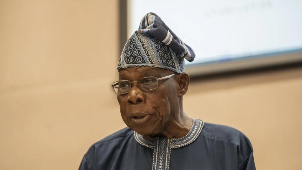 Obasanjo en mission au Tigré : l’UA tente de relancer le dialogue malgré l’escalade des tensions en Éthiopie