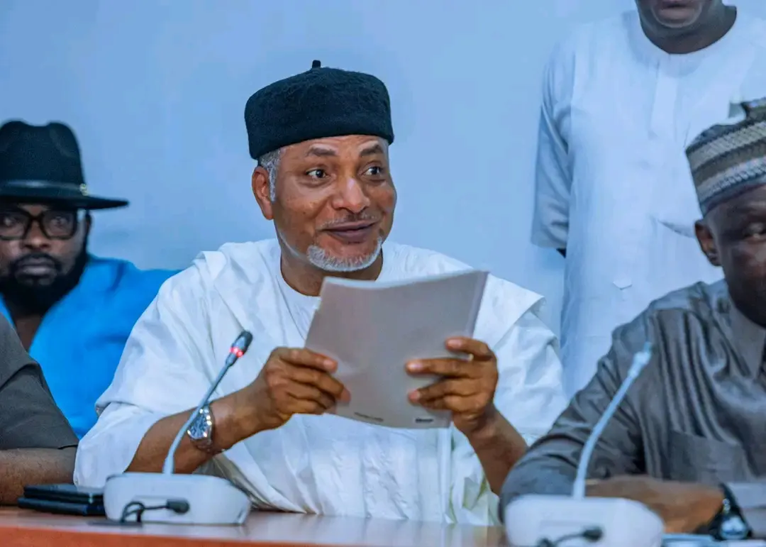 Le sénateur Mustapha quitte l'APC pour le PDP au Kwara Central : un duel politique explosif en vue pour 2027
