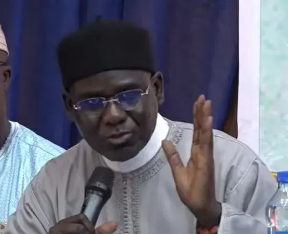 La souveraineté nigériane en jeu : Buratai exhorte les citoyens à défendre l’image du pays face à une procédure judiciaire américaine