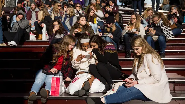 Les jeunes désertent les réseaux sociaux : quand l’algorithme tue l’échange authentique