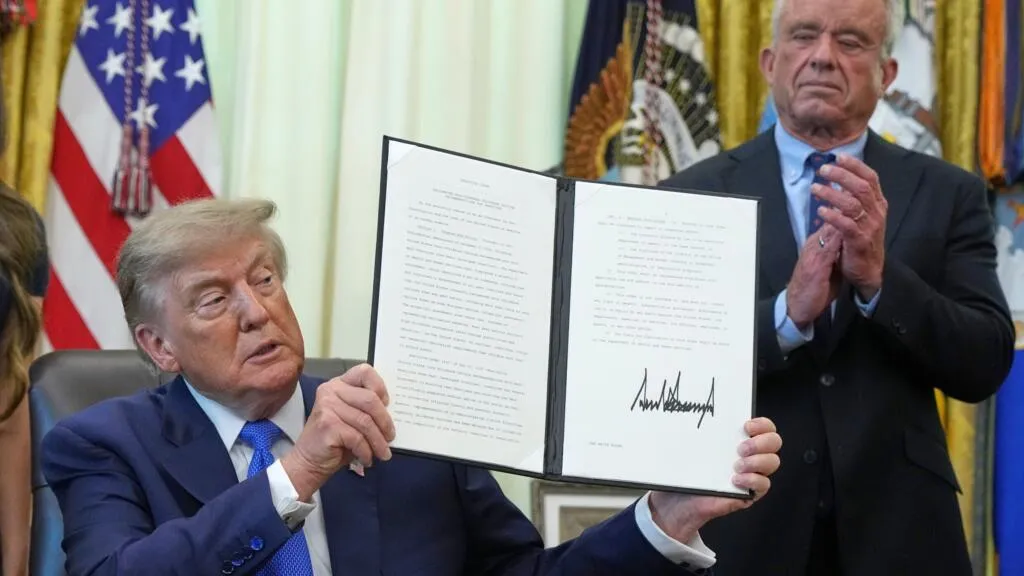 Trump relance la polémique vaccinale aux États-Unis avec un décret controversé