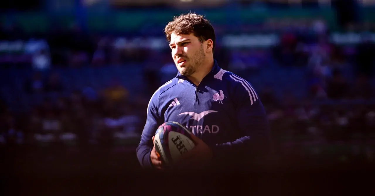 Antoine Dupont, star du rugby, confronté à la critique après un choix commercial controversé