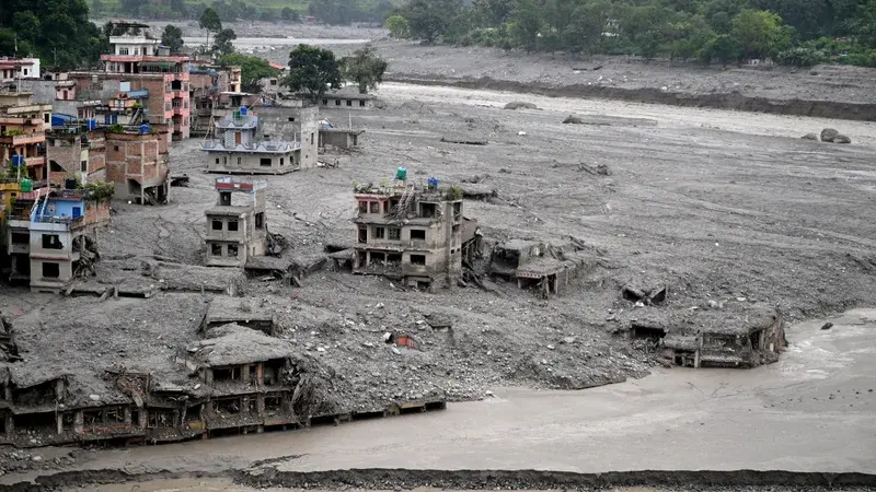 Crue meurtrière dans l'Himalaya : le Népal et le Tibet face à un bilan qui dépasse 950 morts