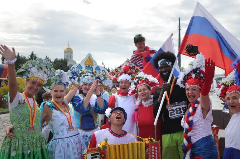 La Russie instrumentalise son drapeau national pour unifier sa population dans un contexte de guerre et d’isolement international