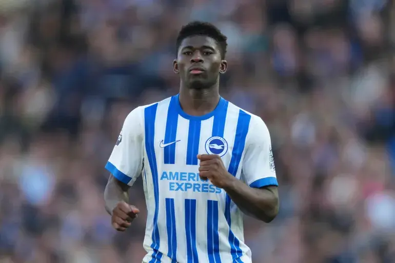 Le milieu camerounais Carlos Baleba s'engage avec Manchester United pour un montant record