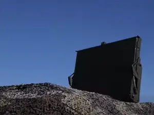 L’Ukraine déploie son radar Pelikan : un bouclier mobile contre les drones et missiles russes