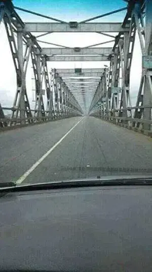 Le Premier Pont du Niger, symbole vieillissant, victime de pillages systématiques à Onitsha