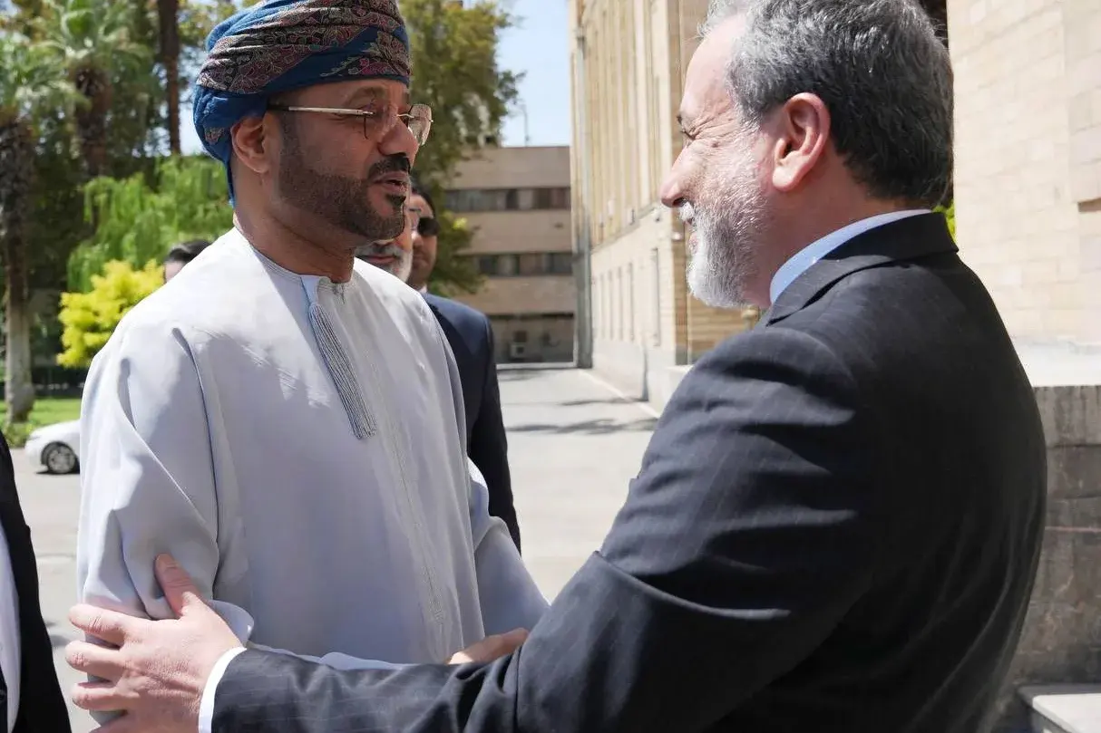 Le détroit d’Ormuz reste un point de blocage majeur malgré les discussions diplomatiques entre Oman et l’Iran
