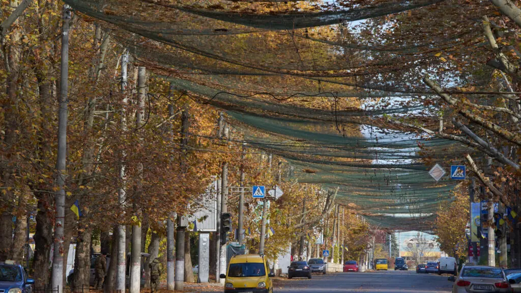 Kherson sous la menace des frappes russes : les autorités ukrainiennes ordonnent l'évacuation des civils