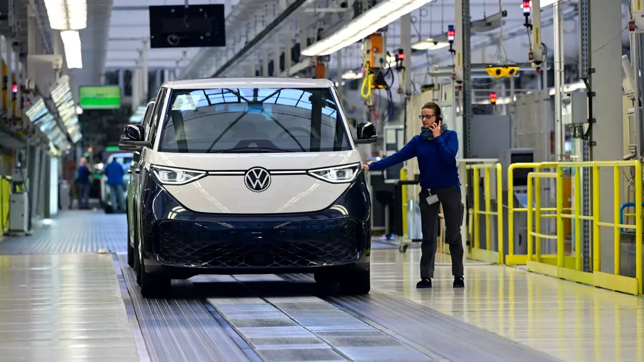 Volkswagen au bord du gouffre : 140 000 emplois menacés et l’avenir des usines en jeu
