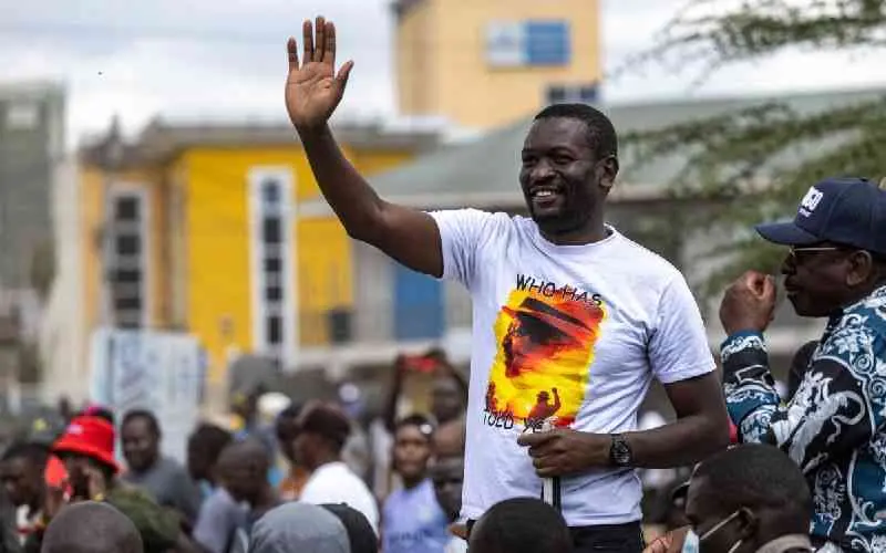 Edwin Sifuna : le sénateur kényan qui cristallise les aspirations de la jeunesse face au pouvoir