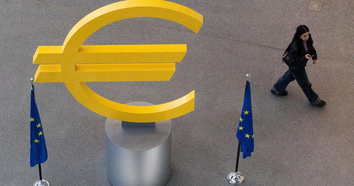 Les banques centrales des pays riches intensifient leurs hausses de taux pour contenir une inflation alimentée par la crise énergétique