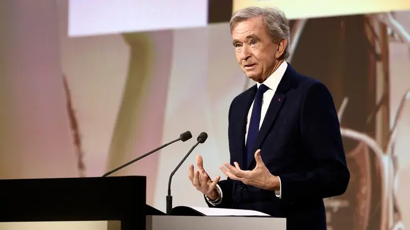 Bernard Arnault quitte le top 10 des fortunes mondiales sous l'effet du recul boursier de LVMH