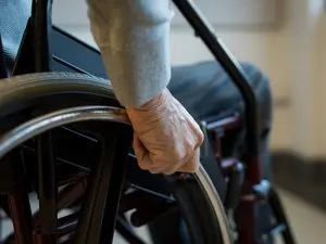 Une écrivaine offre de payer à vie le loyer d’une retraitée de 87 ans à Madrid, mais le fonds propriétaire refuse et lance l’expulsion
