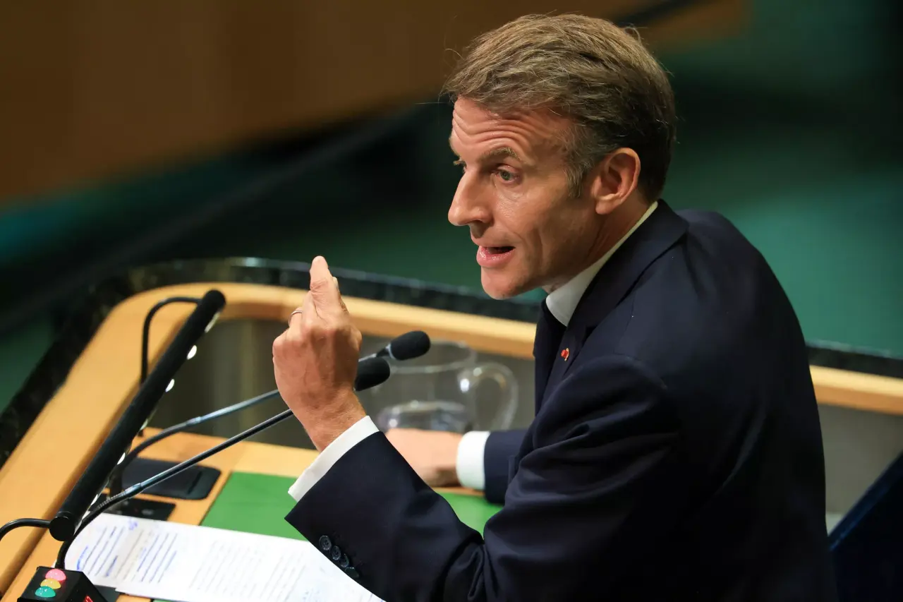 Face à la flambée des prix du carburant, Emmanuel Macron envisage un ajustement fiscal sous conditions