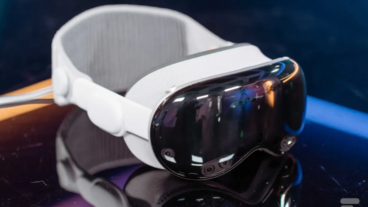 Apple maintient le cap sur le Vision Pro malgré des débuts commerciaux en demi-teinte