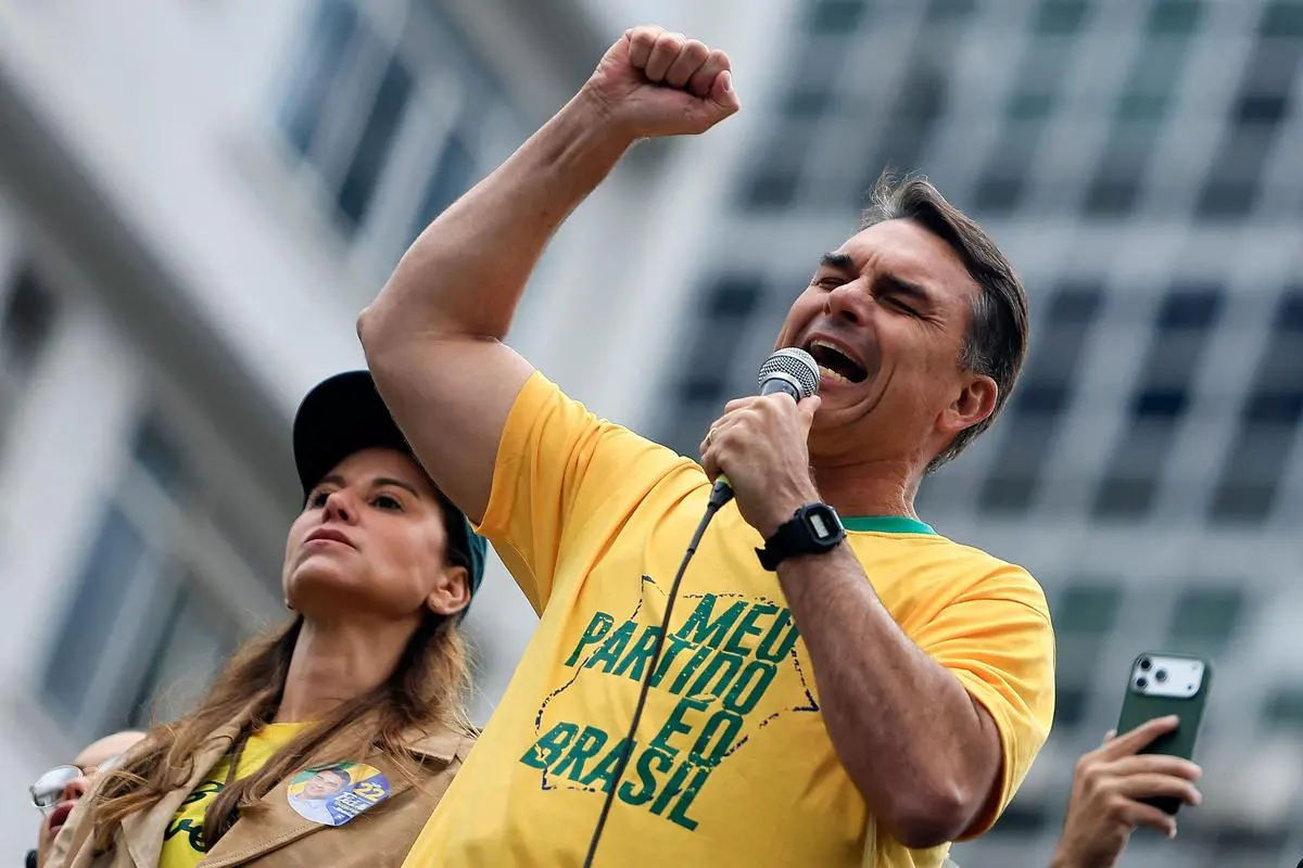 Flavio Bolsonaro mobilise des milliers de partisans à São Paulo à l'approche de la présidentielle brésilienne