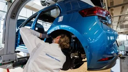 Volkswagen annonce 50 000 suppressions d'emplois mondiales d'ici 2030 : un tournant pour l'industrie automobile européenne