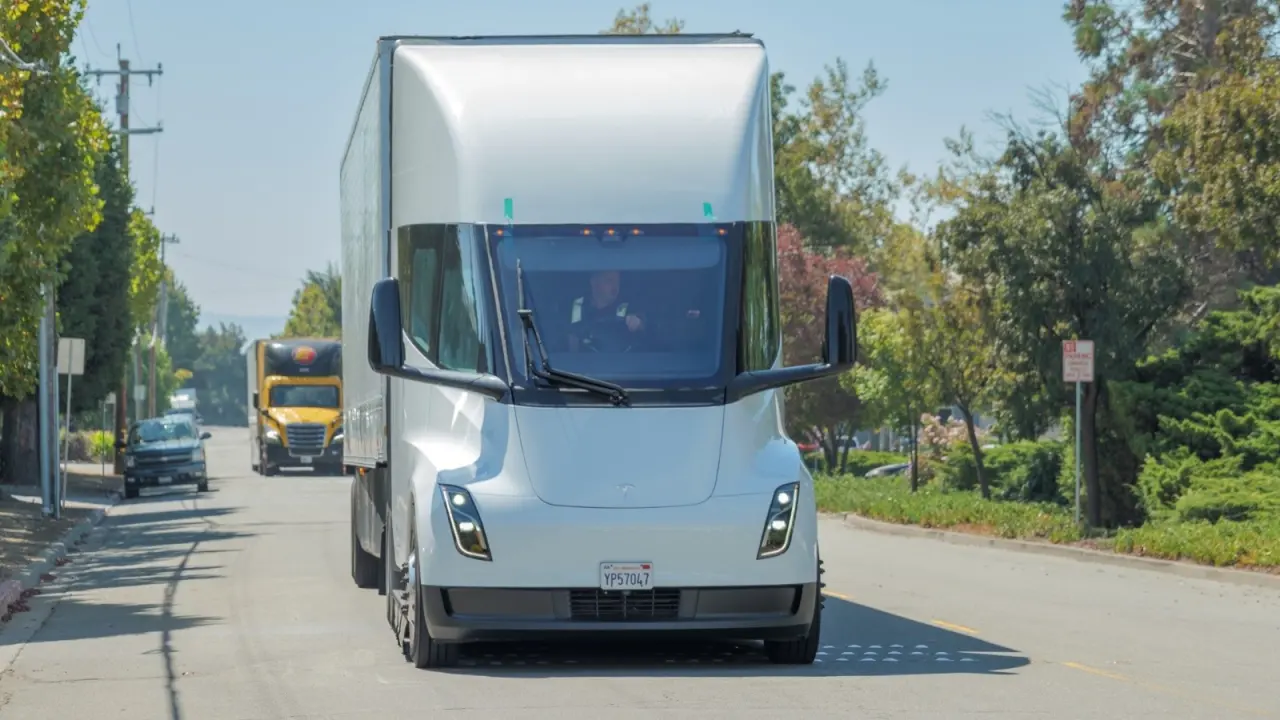 La compétitivité des camions électriques chinois menace les parts de marché des constructeurs européens d'ici 2030