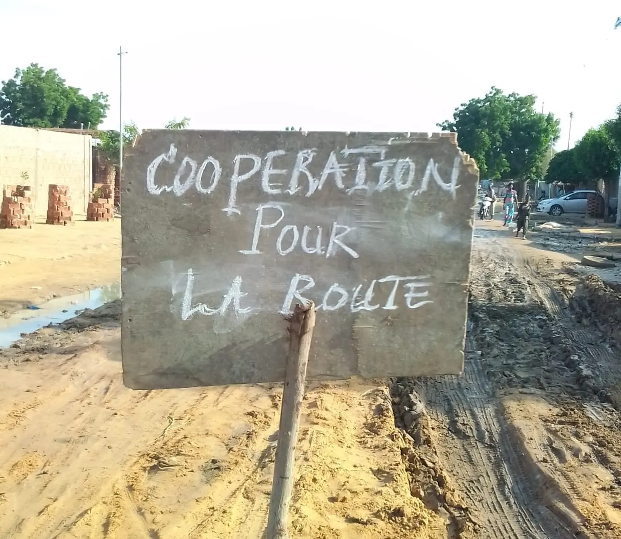 À N'Djamena, la mobilisation citoyenne pour réparer les routes secondaires souligne les limites de l'action publique
