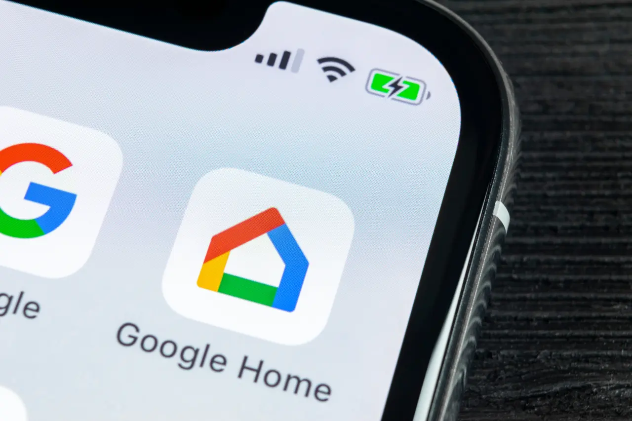 L'intégration de ChatGPT et Claude dans Google Home soulève des enjeux de sécurité domestique