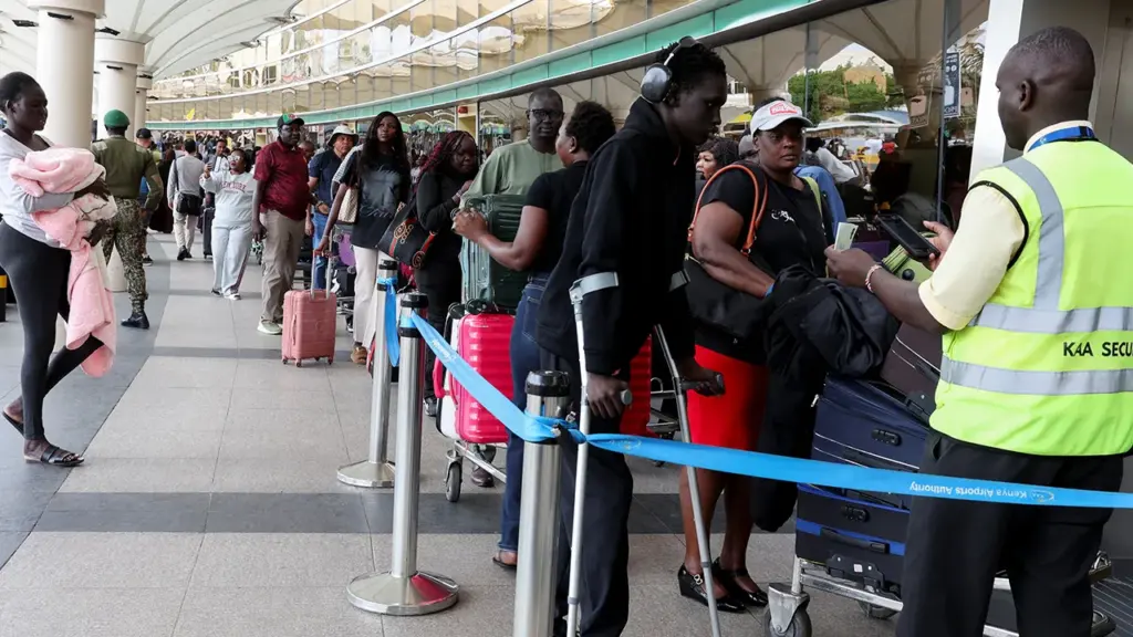 Le mouvement social des agents aéroportuaires paralyse le trafic aérien à Nairobi