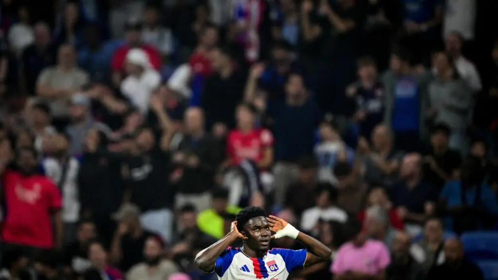 L'attaquant ghanéen Ernest Nuamah signe un retour en force avec l'Olympique Lyonnais
