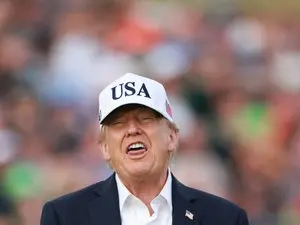 Donald Trump affirme que seul un président fort peut encadrer l'intelligence artificielle, rejetant les appels à la régulation