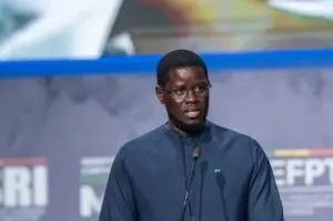 Le président Bassirou Diomaye Diakhar Faye accueille la flamme olympique au Palais de la République le 12 septembre 2026