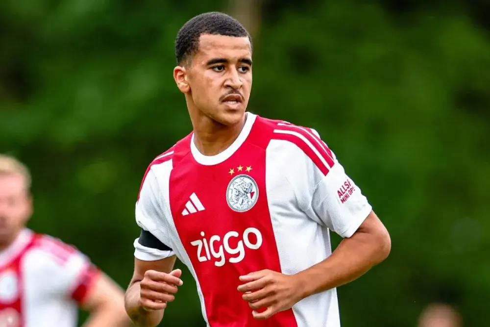 Abdellah Ouazane, pépite de l'Ajax Amsterdam, intègre officiellement le groupe des Lions de l'Atlas