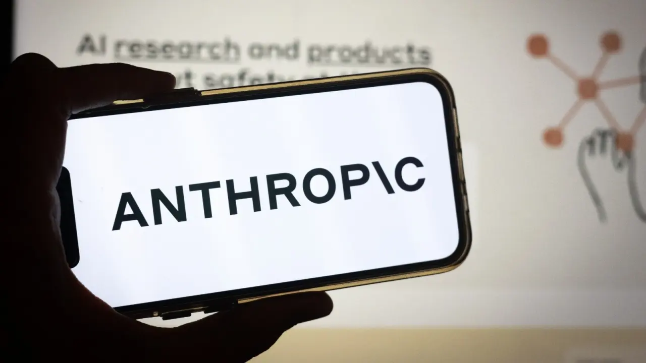 Anthropic pivote vers la sécurité nationale et soulève des inquiétudes sur la surveillance des activistes