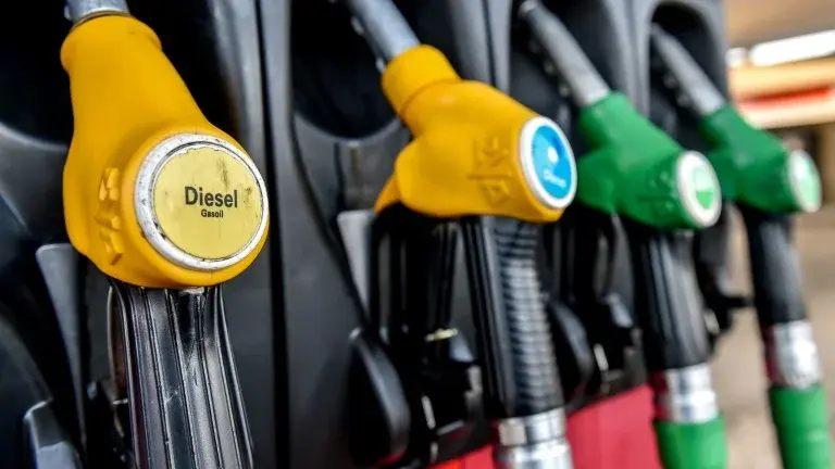 Prix du litre d’essence à plus de 2 € : comment les candidats à l’élection présidentielle 2027 mobilisent la question du carburant