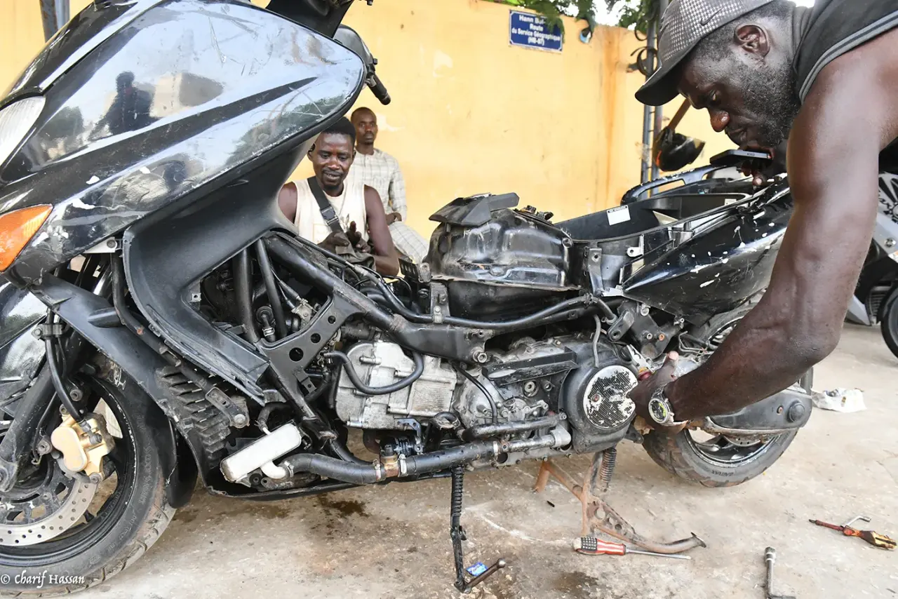 À Dakar, l'essor des motos Jakarta transforme la petite mécanique en un moteur économique vital