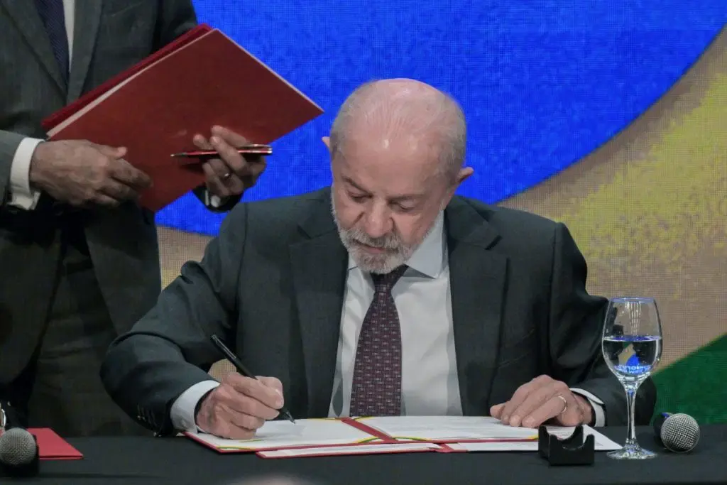 Le président brésilien Lula interdit les paris sportifs en ligne à quelques jours d'un scrutin décisif