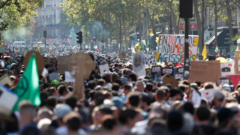 La France sous tension climatique : des milliers de citoyens exigent une réponse politique urgente
