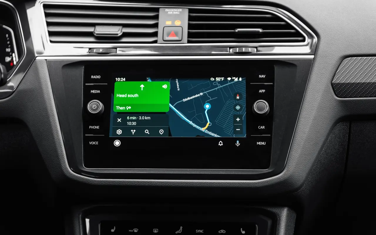 Google Maps intègre les feux et stops dans ses alertes de navigation pour renforcer la sécurité routière