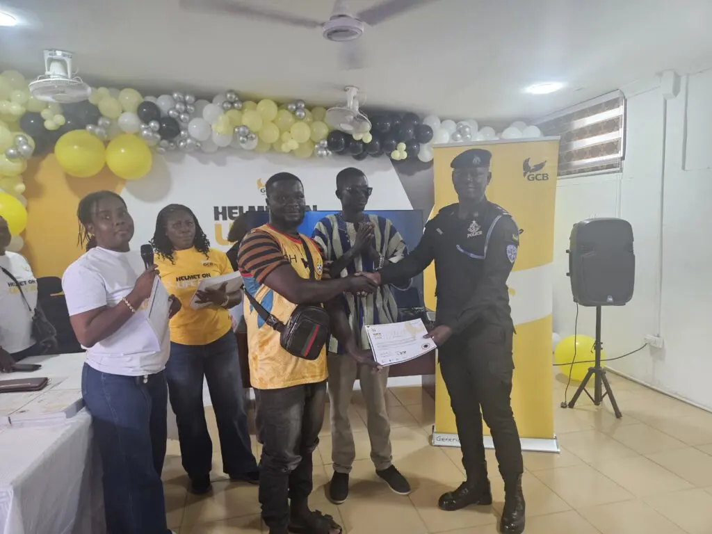 GCB Bank mobilise ses employés pour renforcer la sécurité routière des motocyclistes à Accra